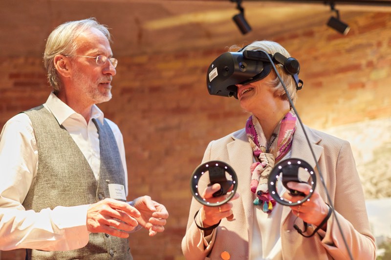 Herr Nacken und Frau Karliczek Herr Nacken und Frau Karliczek testen die Software MyScore.