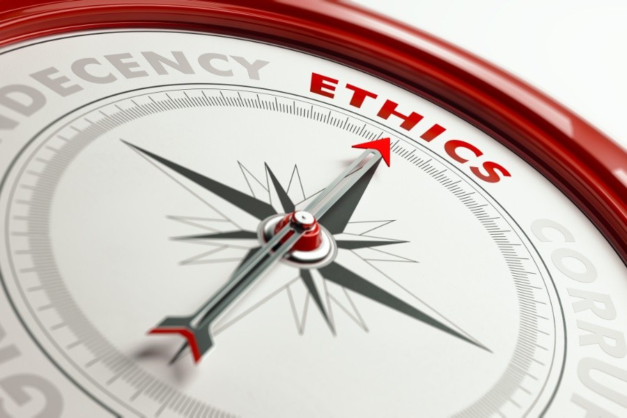 Kompass: Statt auf eine Himmelsrichtung zeigt die Nadel auf das im Kompass eingravierte Wort "Ethics".