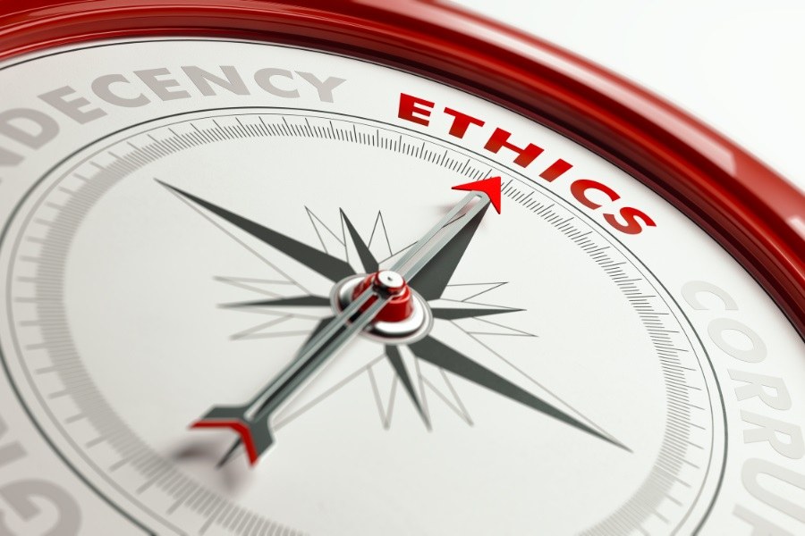 6.jpg Kompass: Statt auf eine Himmelsrichtung zeigt die Nadel auf das im Kompass eingravierte Wort "Ethics".