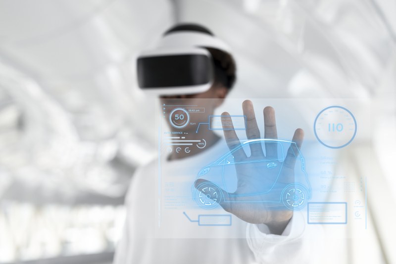 mann-mit-vr-headset-der-einen-holografischen-bildschirm-beruehrt_900.jpg