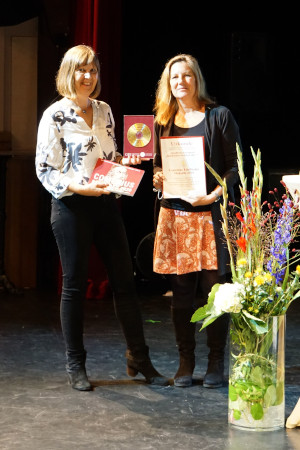 Dr. Anne Thillosen (IWM | e-tea-ching.org) und Claudia Bremer (GMW) bei der Preisverleihung