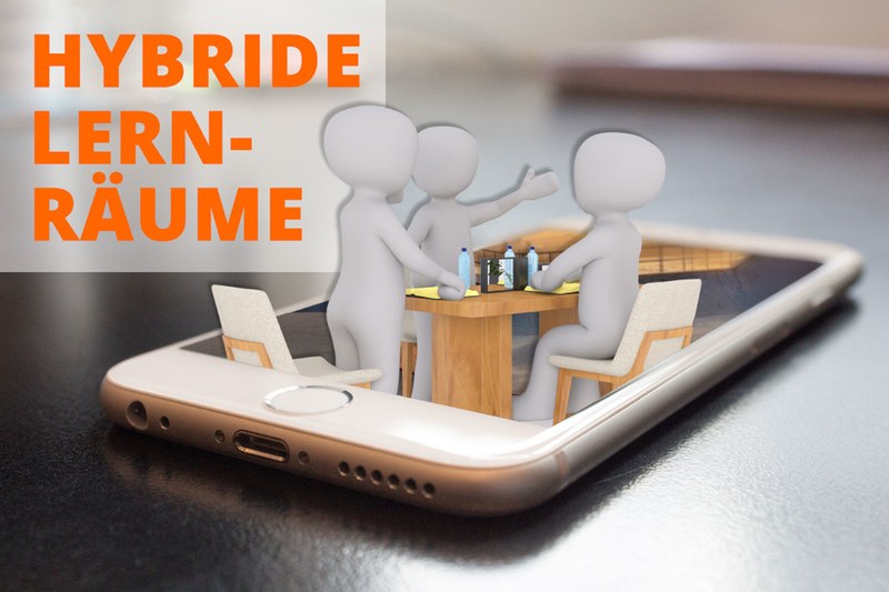 Das Bild zeigt ein Smartphone, das auf einer Tischfläche liegt. Aus dem Display heraus wächst ein Tisch mit Stühlen, um den Tisch herum sitzen und stehen drei Personen, die sich angeregt unterhalten. In der linken oberen Bildecke ist der Schriftzug "Hybride Lernräume" zu sehen. Link führt zur Themenspecialseite.