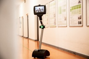 Ein Telepräsenzroboter bewegt sich durch die Gänge des Medizinischen Interprofessionellen Trainingszentrums der Technischen Universität Dresden.