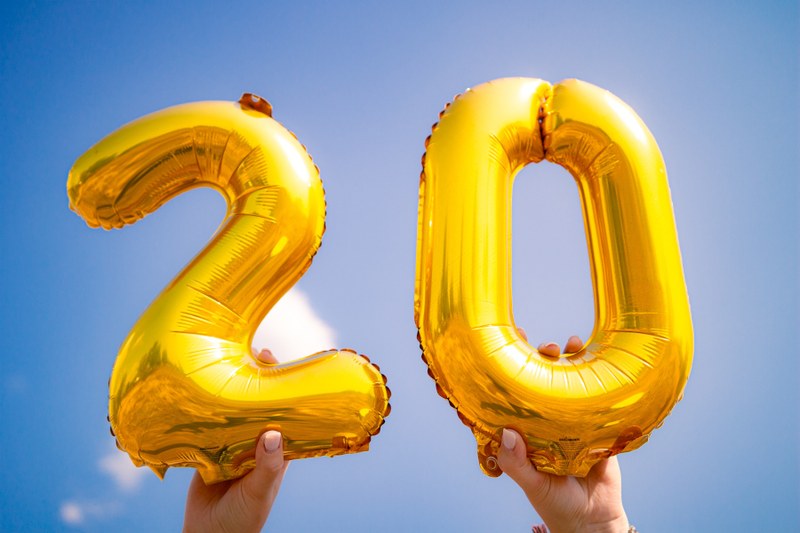 Jubiläum - 20 Jahre Luftballons in Form der Zahlen 2 und 0 werden in die Luft gehalten