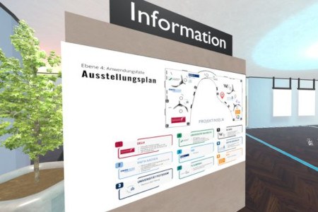 Screenshot des 3D-Ausstellungsraums: Man sieht eine Anzeigetafel mit dem Schild "Informationen". Auf der Tafel ist ein Raumplan dargestellt.