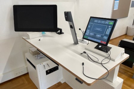 Höhenverstellbarer Multimedia-Pult mit Bedienungspanel mit Anschlüssen, Bildschirm und Dokumentenkamera