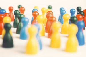 Diskriminierungssensible Lehre Viele bunte Spielfiguren stehen zusammen.