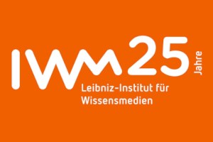 IWM-Logo: 25 Jahre IWM-Logo auf orange-farbenem Hintergrund mit dem Zusatz "25 Jahre"