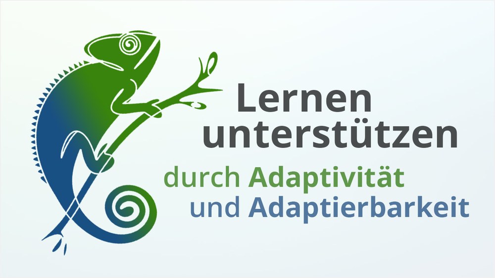 Ein Chamäleon sitzt links auf einem Ast, seine Haut hat einen grün-blauen Verlauf. Daneben steht in schwarzer Schrift "Lernen unterstützen" und dahinter in grün "durch Adaptivität" und in blau "und Adaptierbarkeit".
