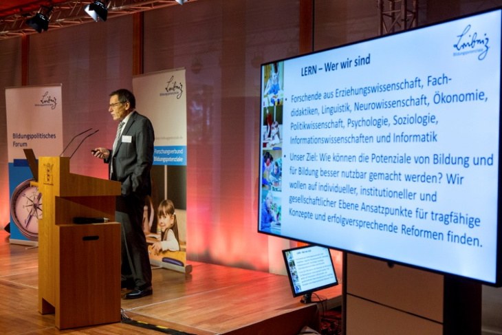 bild1.jpg Prof. Dr. Dr. Friedrich W. Hesse bei der Eröffnung des Bildungspolitischen Forums