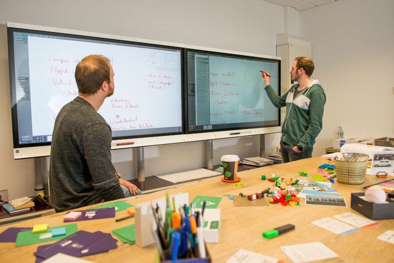 Innovationsraum.jpg Zwei Studierende arbeiten im Innovationsraum