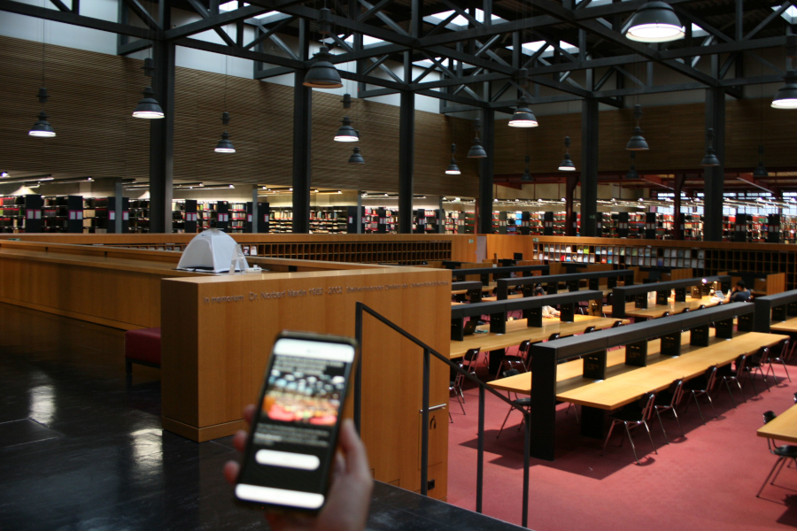 Bild der Universitätsbibliothek mit Lesesaal und Freihandbestand