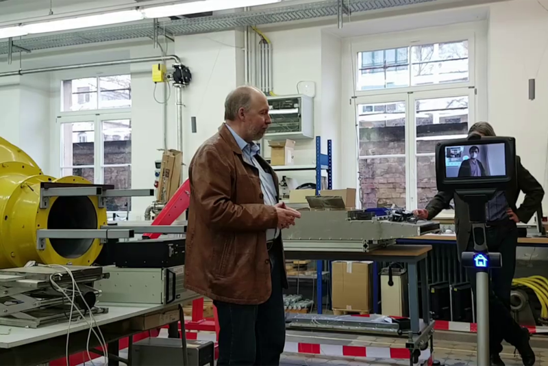 Studierende besichtigen ein Labor mittels TPR (Foto Professur für Magnetofluiddynamik, Mess- und Auto.png Laborbesichtigung mittels TPR
