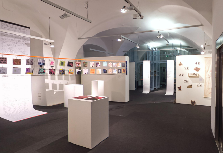 Ausstellungsraum mit mehreren Kunstwerken