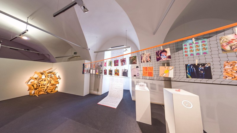 Ausstellungsraum mit mehreren Kunstwerken Ausstellungsraum mit mehreren Kunstwerken