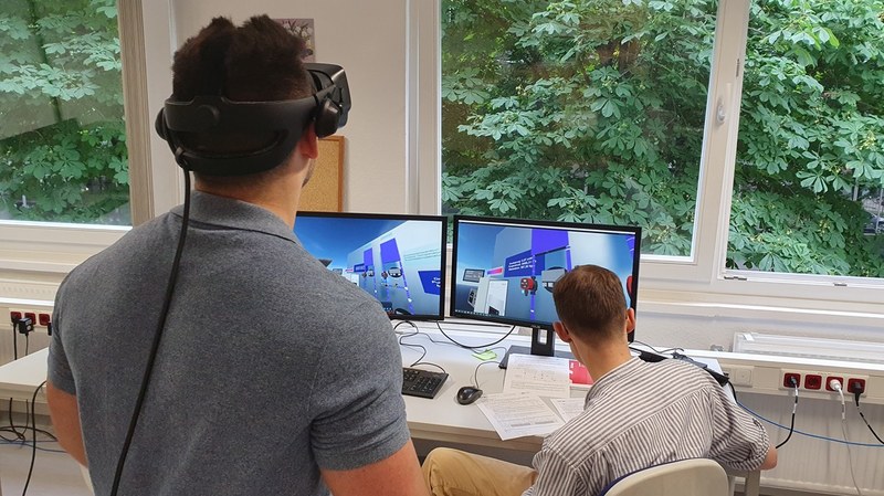 VRLab4GST HTWD_2Studierende.jpg