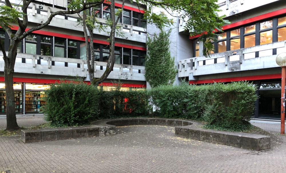 Sitzgelegenheiten auf dem Campus der PH Karlsruhe Sitzgelegenheit aus Beton auf dem Campus der PH Karlsruhe