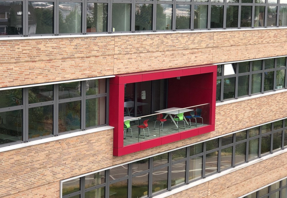 Lernbalkon der HS Ruhr-West Lernbalkon in der Außenansicht auf das Gebäude an der HS Ruhr-West