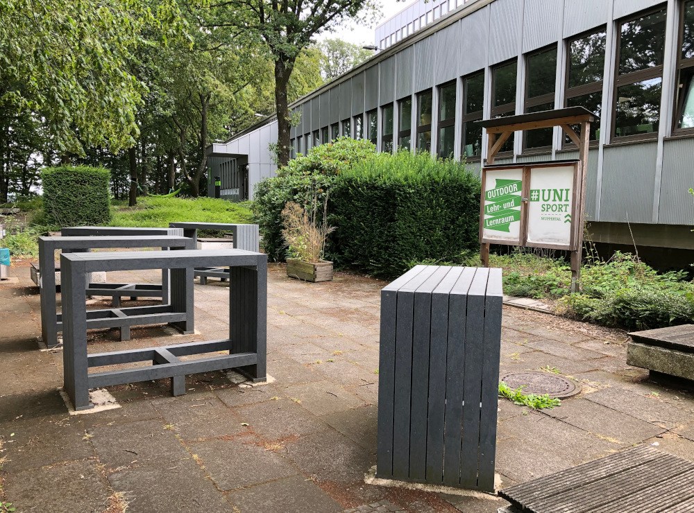 Outdoor-Lernraum Uni Wuppertal Outdoor-Lernraum mit Tischelementen im Grünen an der Uni Wuppertal