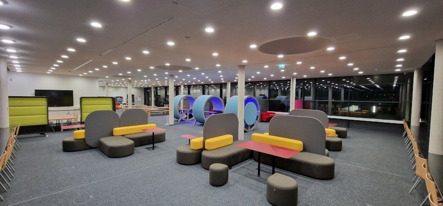 Lernlandschaft am Campus Gummersbach der TH Köln Große bunte Lernlandschaft mit Lerninseln, Lernecken und Lernnischen