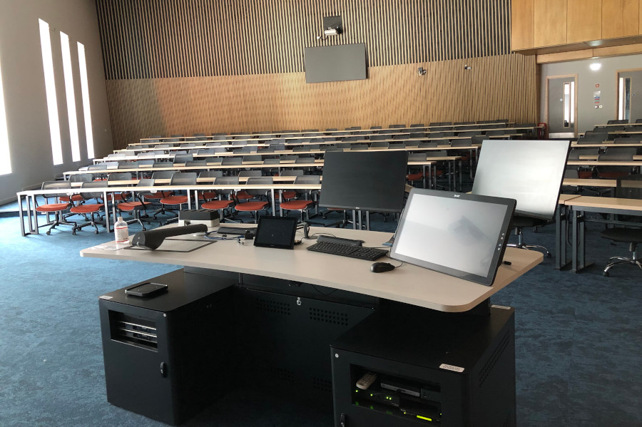 Multimedia-Pult in einem Hörsaal an der University of Glasgow