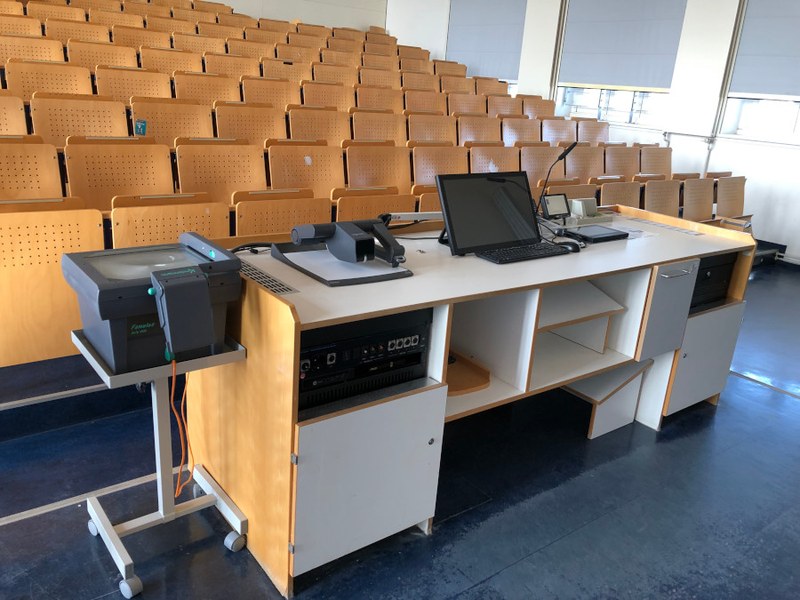 Multimedia-Pult in einem Hörssal der Martin-Luther-Universität Halle-Wittenberg