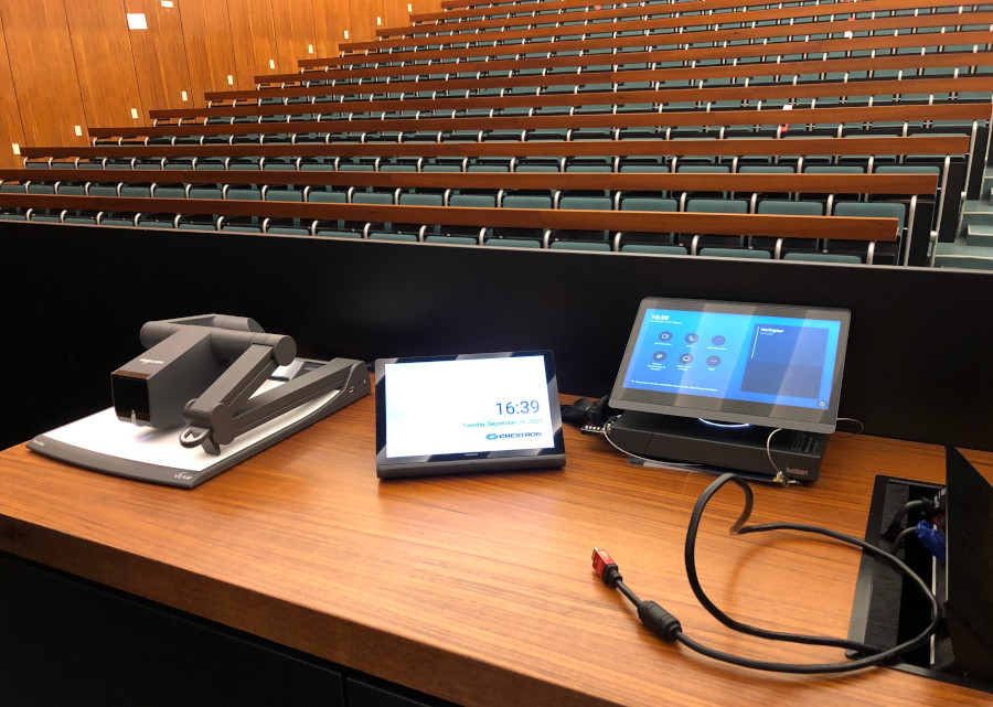 Multimedia-Pult an der Universität des Saarlandes