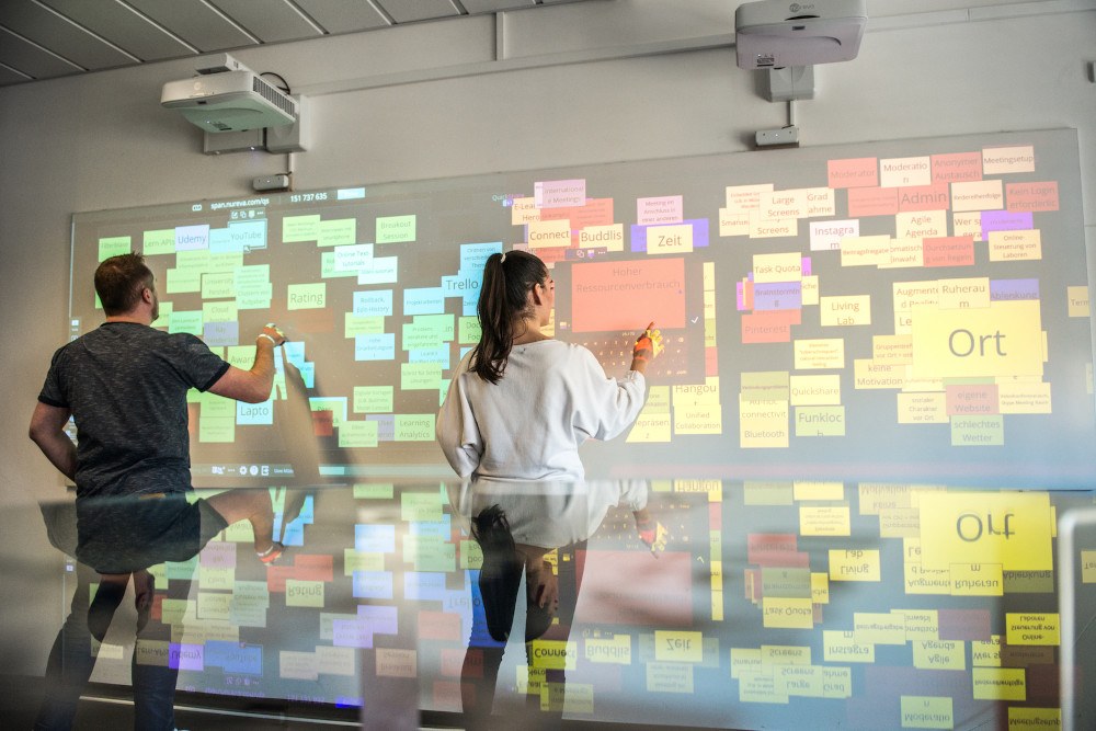 whiteboard-on-campus_christian-hahn_1000.jpg interaktive Wand mit Projektion