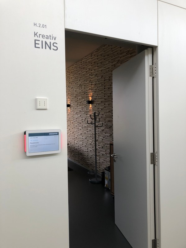 raumbuchung_heilbronn_kohls.jpeg Raum mit digitaler Beschilderung