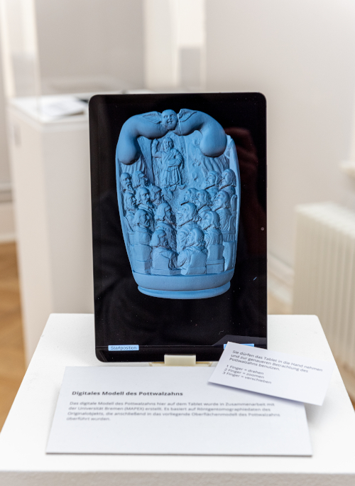 iwm_pottwahlzahn_kopie_500.jpg Pottwahlzahn as Digitalisat auf einem Tablet