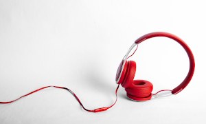 Ein rotes Headset auf grauem Hintergrund