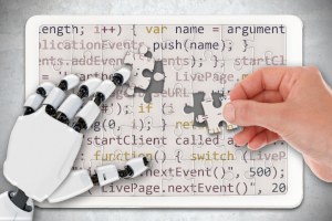 Eine Roboterhand und eine menschliche Hand puzzeln in einem Tabelt einen Code zusammen.