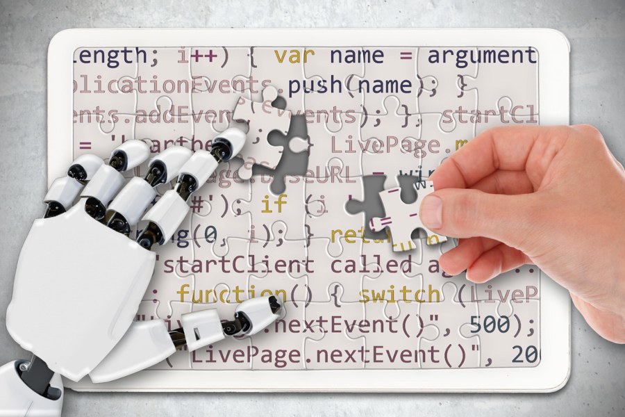 Eine KI in Form einer Roboterhand und eine menschliche Hand puzzeln in einem Tablet zusammen einen Code.